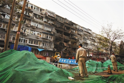 救援人員在現(xiàn)場(chǎng)排查。