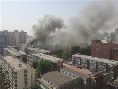 昨日，北京海淀區(qū)紅聯(lián)南村小區(qū)施工工地挖斷燃?xì)夤艿?，造成爆炸引發(fā)居民樓火災(zāi)，致1死2傷，發(fā)生爆炸起火現(xiàn)場(chǎng)濃煙滾滾。CICPHOTO/總匯 攝