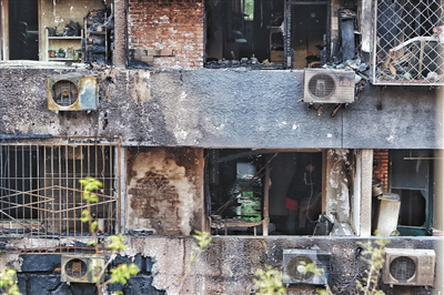 爆燃后的居民樓現(xiàn)場(chǎng)。