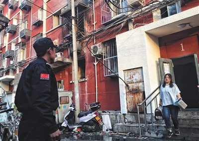 居民整理完家中的貴重物品后從居民樓走出。