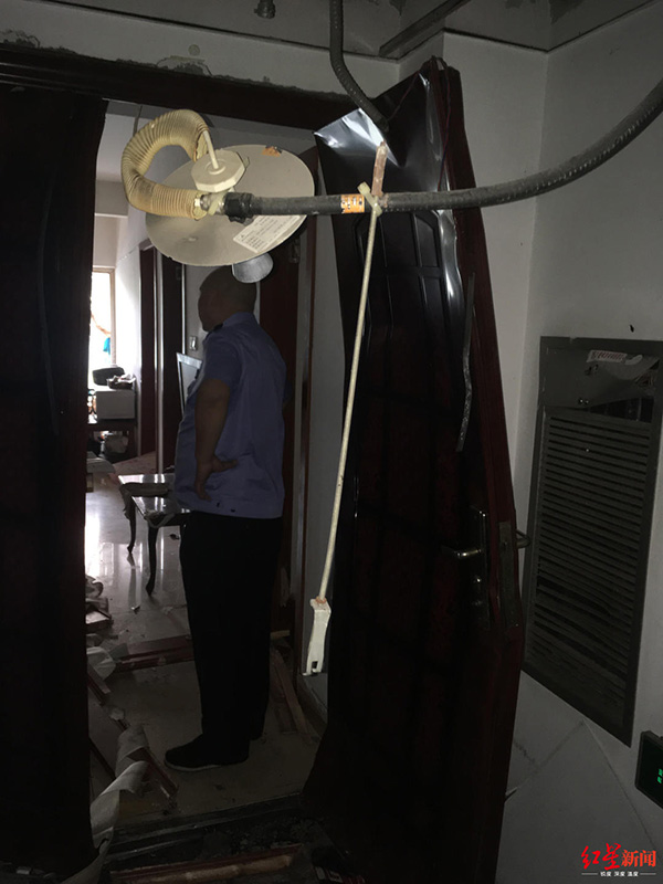 小區(qū)住戶屋內(nèi)爆炸，防盜門(mén)整體已經(jīng)彎曲