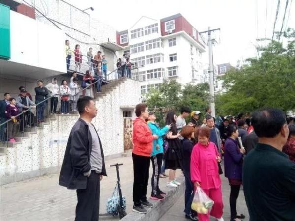 突發(fā)！青島一居民樓發(fā)生爆燃！已造1人死亡，7人受傷！3公里外有震感…