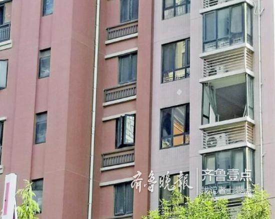 該住戶家的窗戶多處破損。 齊魯晚報·齊魯壹點記者 時培磊 攝