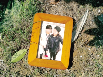 爆炸發(fā)生后，散落在外的物品