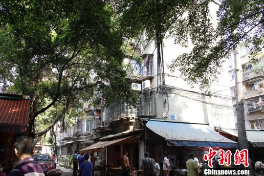 圖為煤氣爆燃民房。 朱柳融 攝