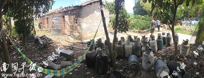 ▲消防員搶救出大量燃氣罐。 南國早報記者 彭慶攝