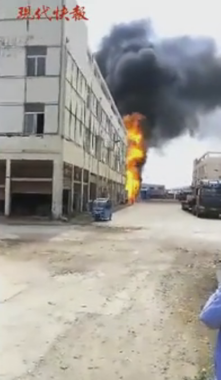 泰州一煤氣充裝點(diǎn)起火 里面藏著70多個煤氣罐